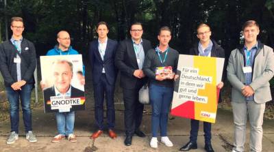 Junge Politiker aktiv beim Haustürwahlkampf in Osterburg und Seehausen